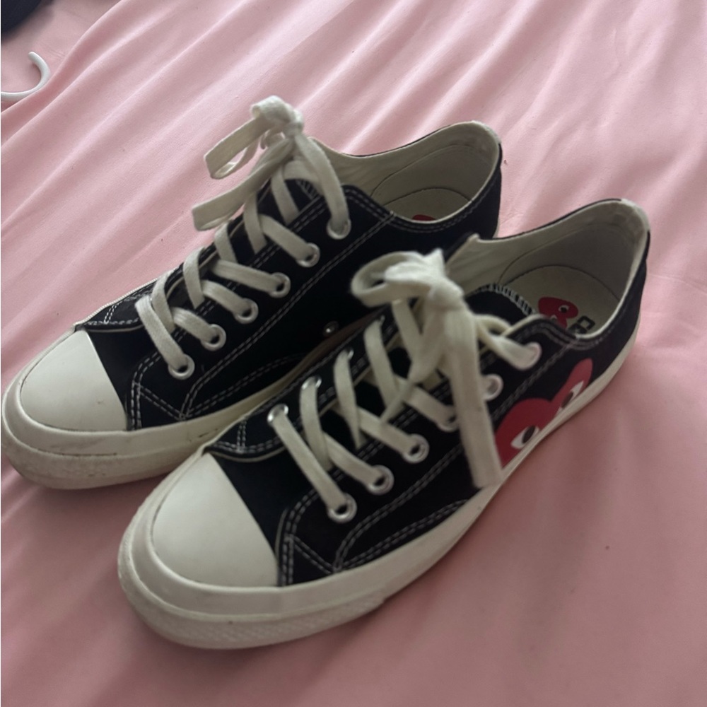 Black and White commes des garcon low rise converse
